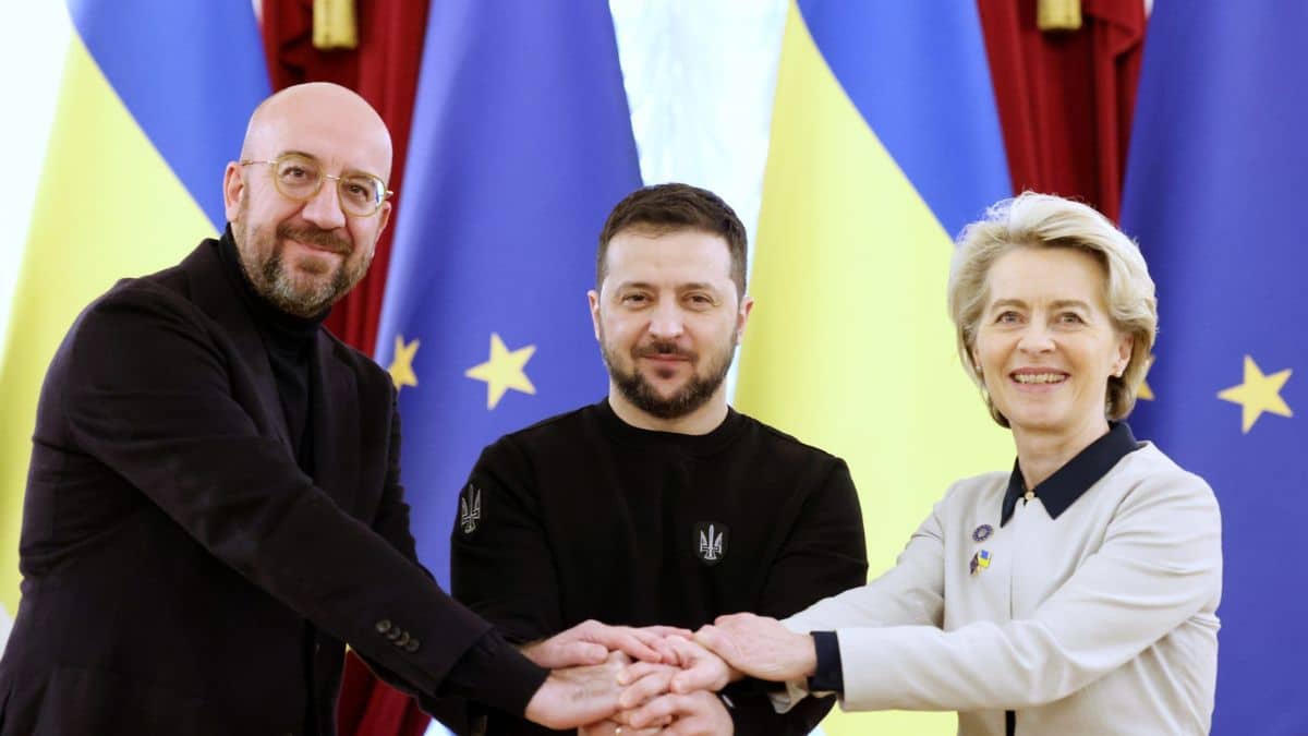 Ukraine signs a security agreement with EU during Brussels visit