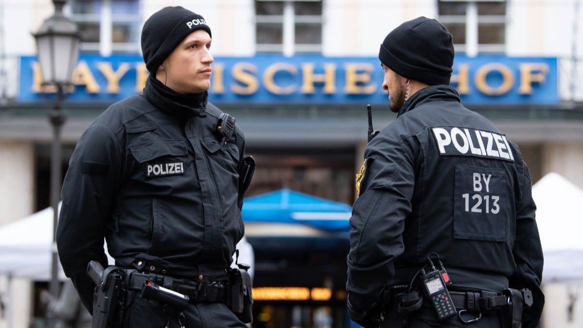 The German police are conducting simultaneous raids in response to multiple threats of an Islamist terrorist attack