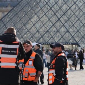 The French police arrest two suspected Louvre thieves: one was trying to fly to Algeria and the other was arrested in Seine-Saint-Denis