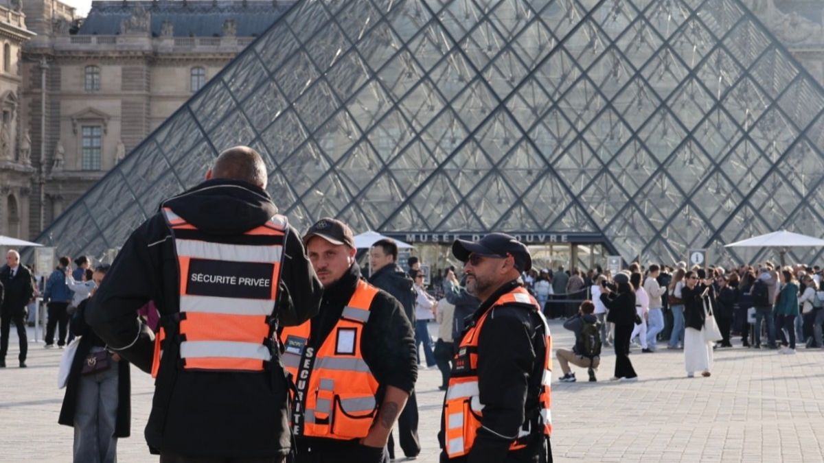 The French police arrest two suspected Louvre thieves: one was trying to fly to Algeria and the other was arrested in Seine-Saint-Denis